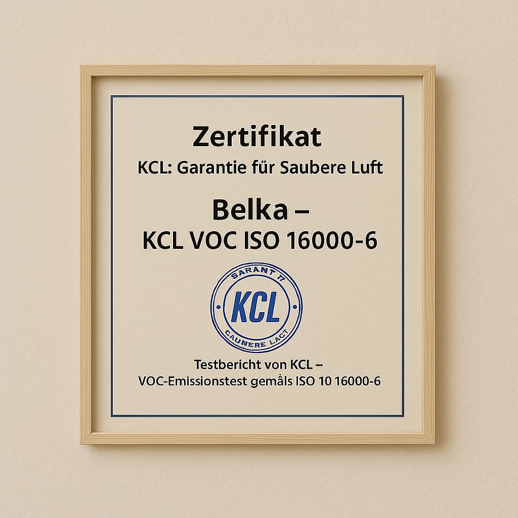 Kleinkind berührt eine Wand mit Belka Naturtapete, KCL-zertifiziert, mit VOC-Emissionen von nur 0,007 mg/m²·h – sicher für die Familiengesundheit.