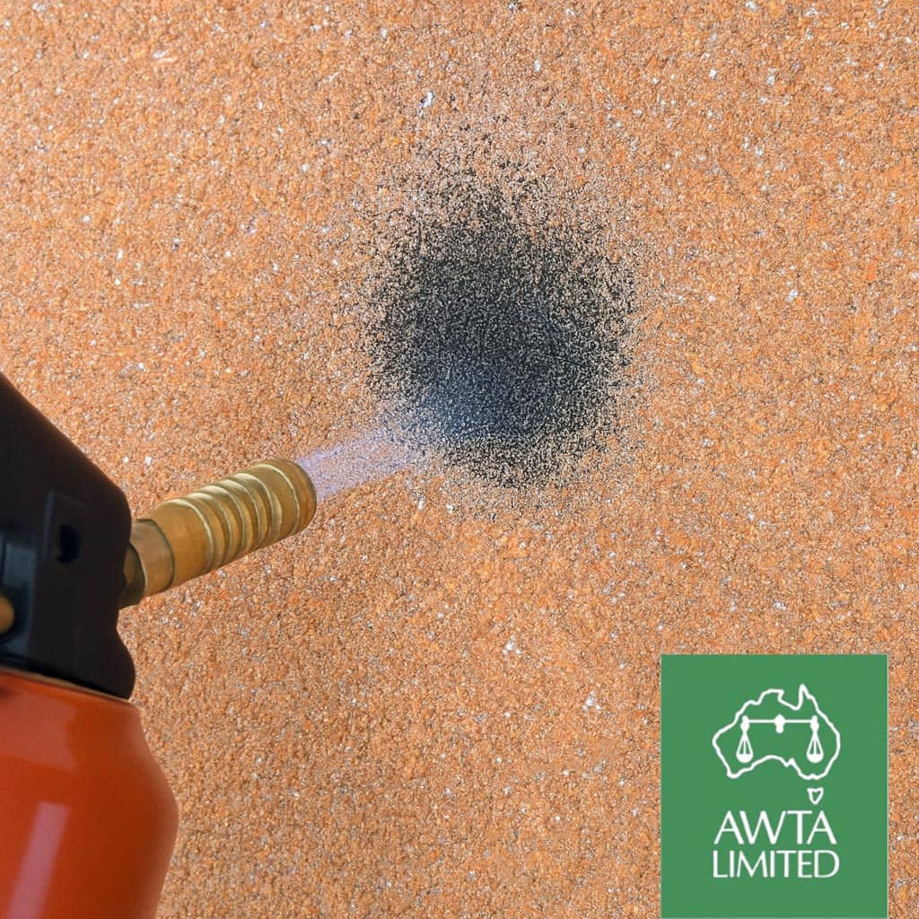 Brandschutztest an einer Wand mit Belka Brandschutztapete – keine Entzündung, nur lokale Schwärzung – AWTA-zertifiziert