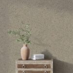Belka Y2504 Tapete in Earthy Sage für moderne Wandgestaltung – atmungsaktiv, schalldämmend, EMF-reduzierend & umweltfreundlich.