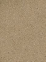 Belka Y2505 Tapete Caramelized auf einer modernen Wohnzimmerwand. Die warme, strukturierte Oberfläche harmoniert mit Holz- und Cremetönen, schafft eine gemütliche, elegante Atmosphäre. Im Licht schimmert die Tapete sanft und betont natürliche Wärme.