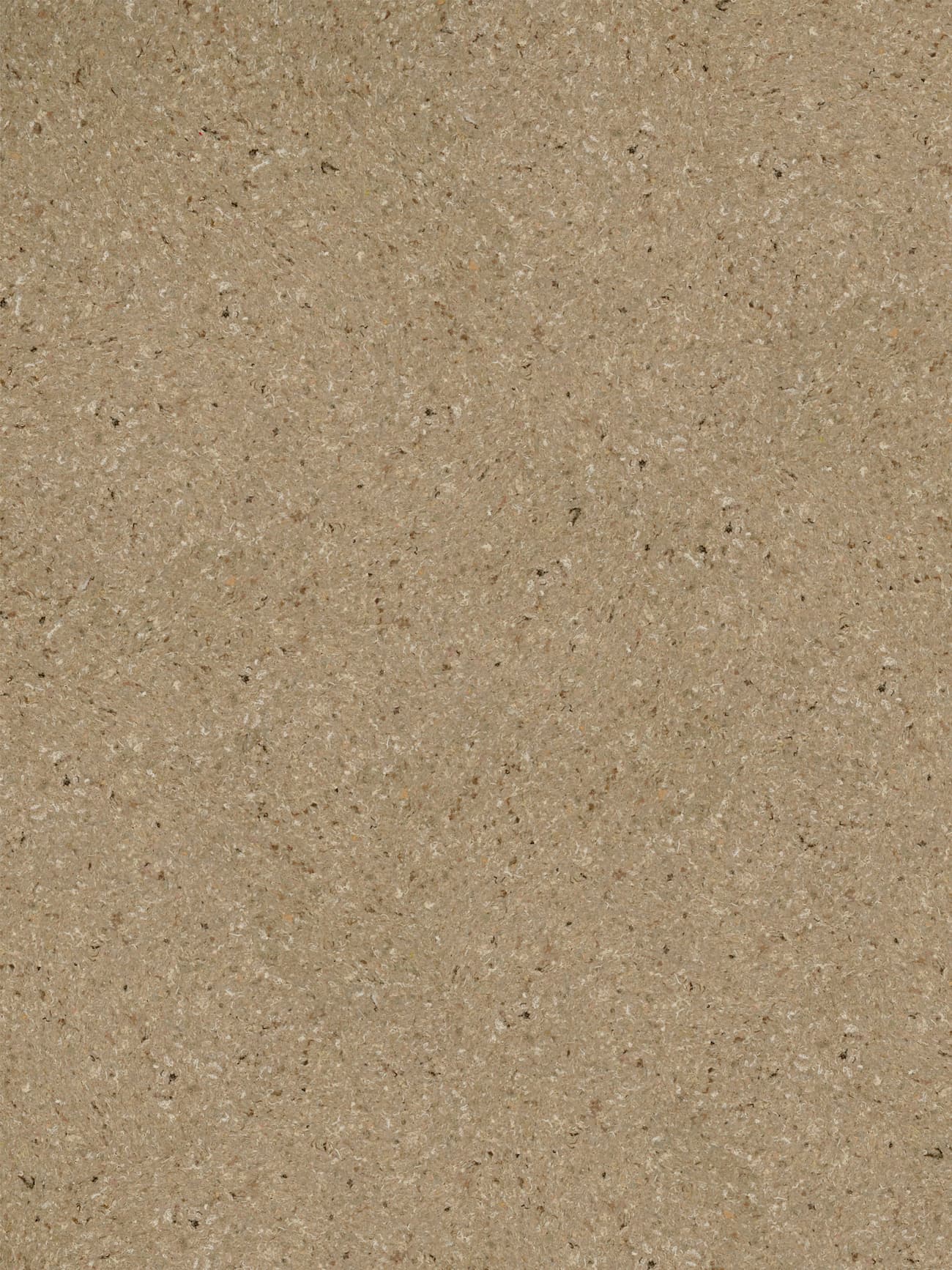 Belka Y2505 Tapete Caramelized auf einer modernen Wohnzimmerwand. Die warme, strukturierte Oberfläche harmoniert mit Holz- und Cremetönen, schafft eine gemütliche, elegante Atmosphäre. Im Licht schimmert die Tapete sanft und betont natürliche Wärme.