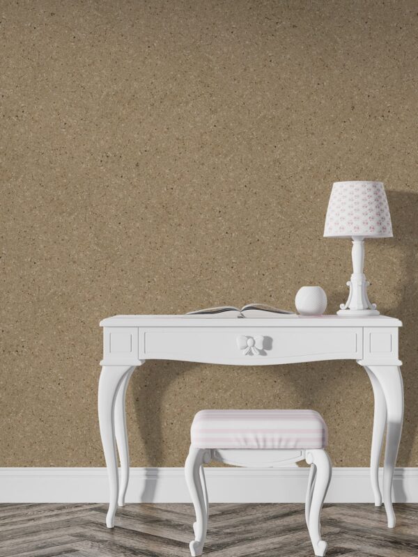 Belka Y2505 Tapete Caramelized auf einer modernen Wohnzimmerwand. Die warme, strukturierte Oberfläche harmoniert mit Holz- und Cremetönen, schafft eine gemütliche, elegante Atmosphäre. Im Licht schimmert die Tapete sanft und betont natürliche Wärme.