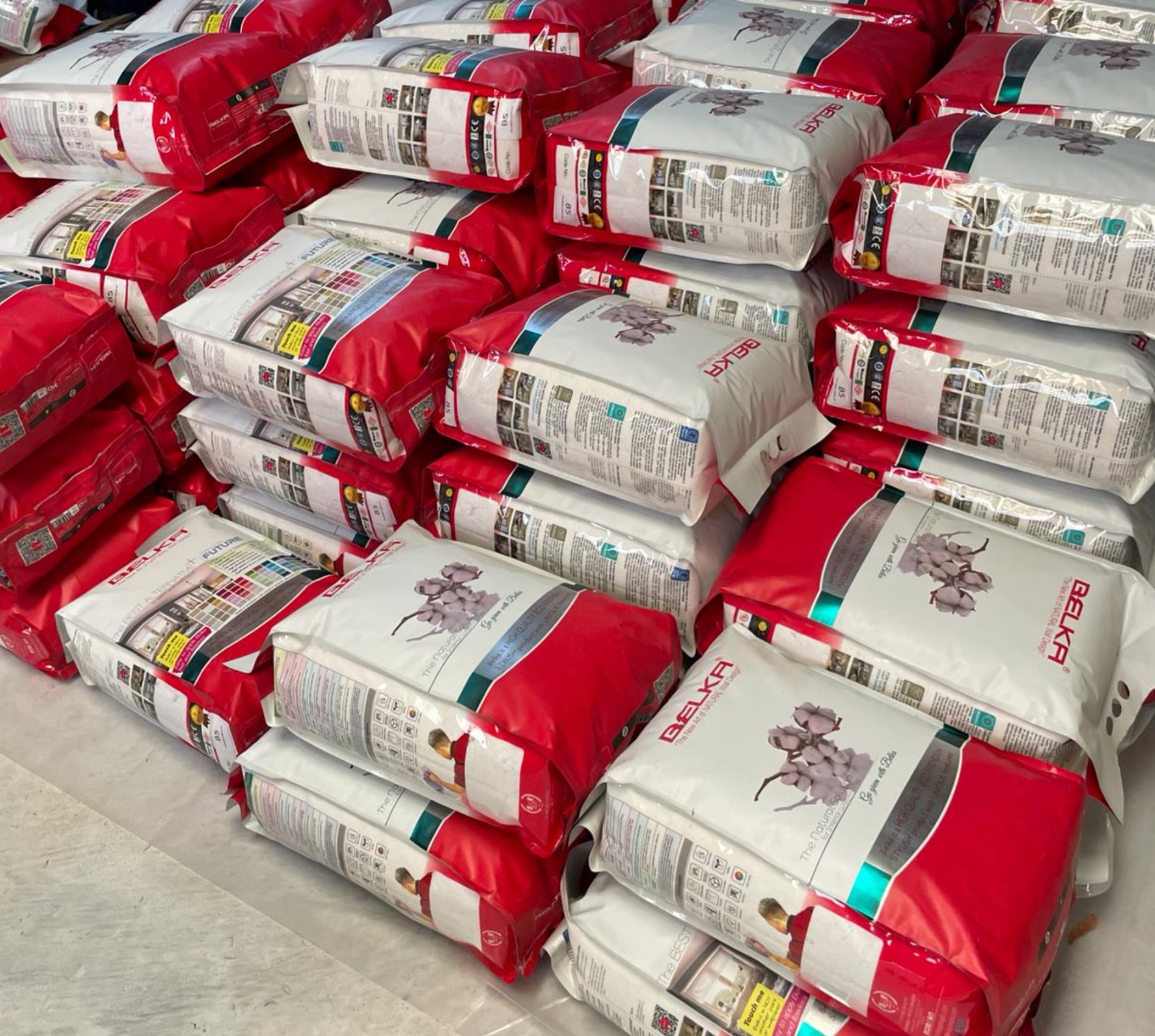 Belka Produktverpackung – gestapelte Kartons im Lager