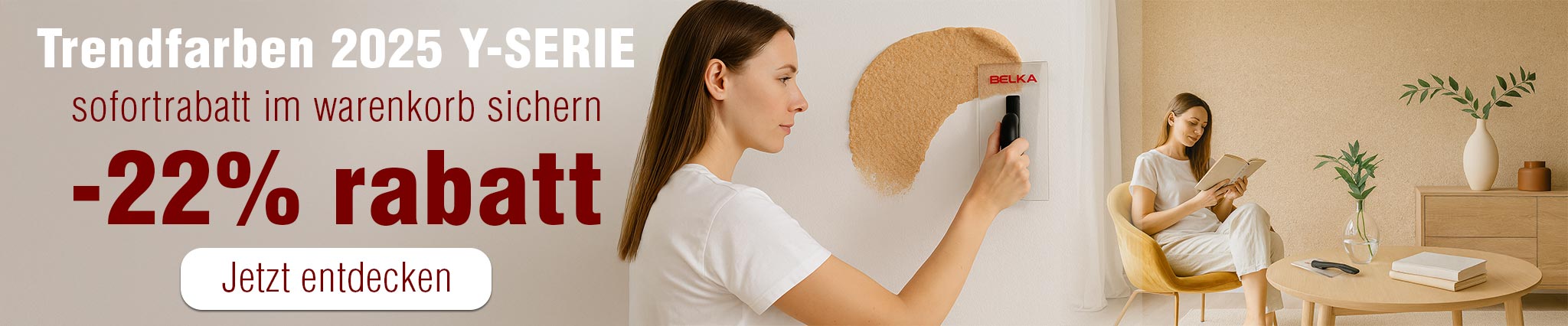 Frau trägt Belka Tapete in Trendfarben 2025 auf die Wand auf – Sofortrabatt 22 % im Warenkorb sichern.