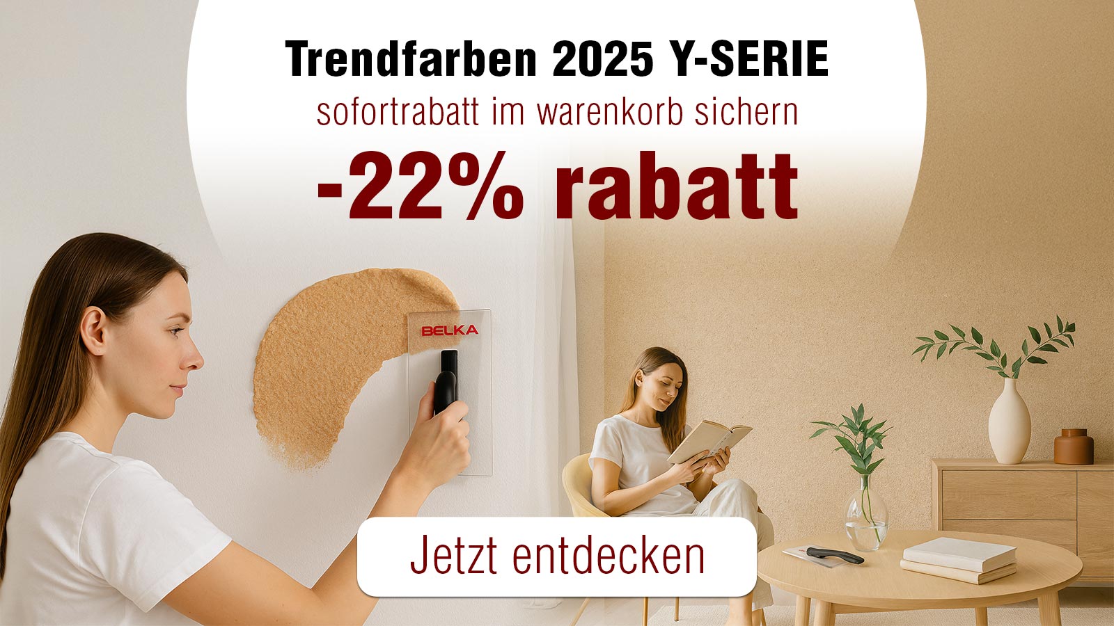 Frau trägt Belka Tapete in Trendfarben 2025 auf die Wand auf – Sofortrabatt 22 % im Warenkorb sichern.