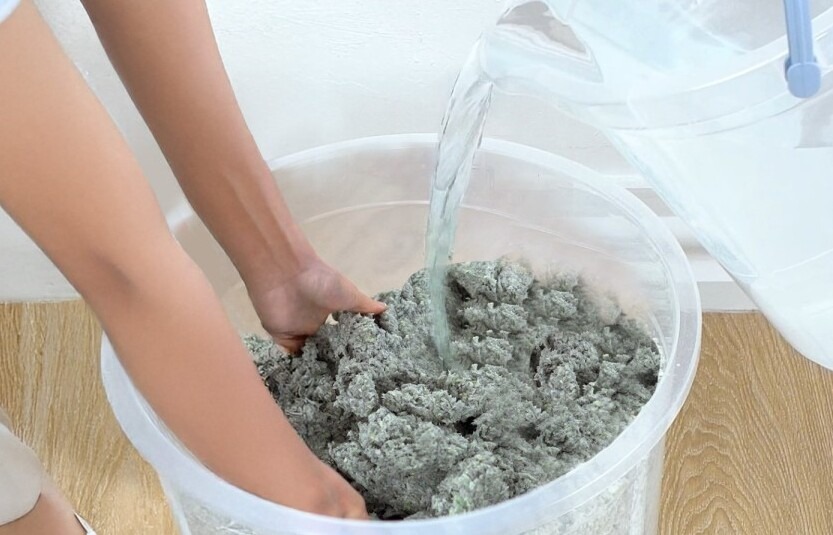 Anrühren: 1 kg Trockenmaterial mit 5–7 Litern Wasser mischen