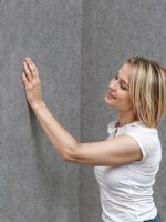 Belka G300 Tapete Urban Graphit Grau an der Wand mit weißem Konsolentisch – moderne graue Wandgestaltung