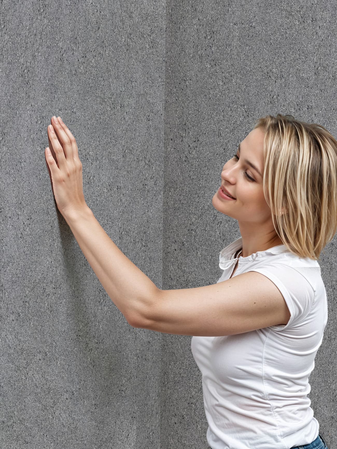 Belka G300 Tapete Urban Graphit Grau an der Wand mit weißem Konsolentisch – moderne graue Wandgestaltung