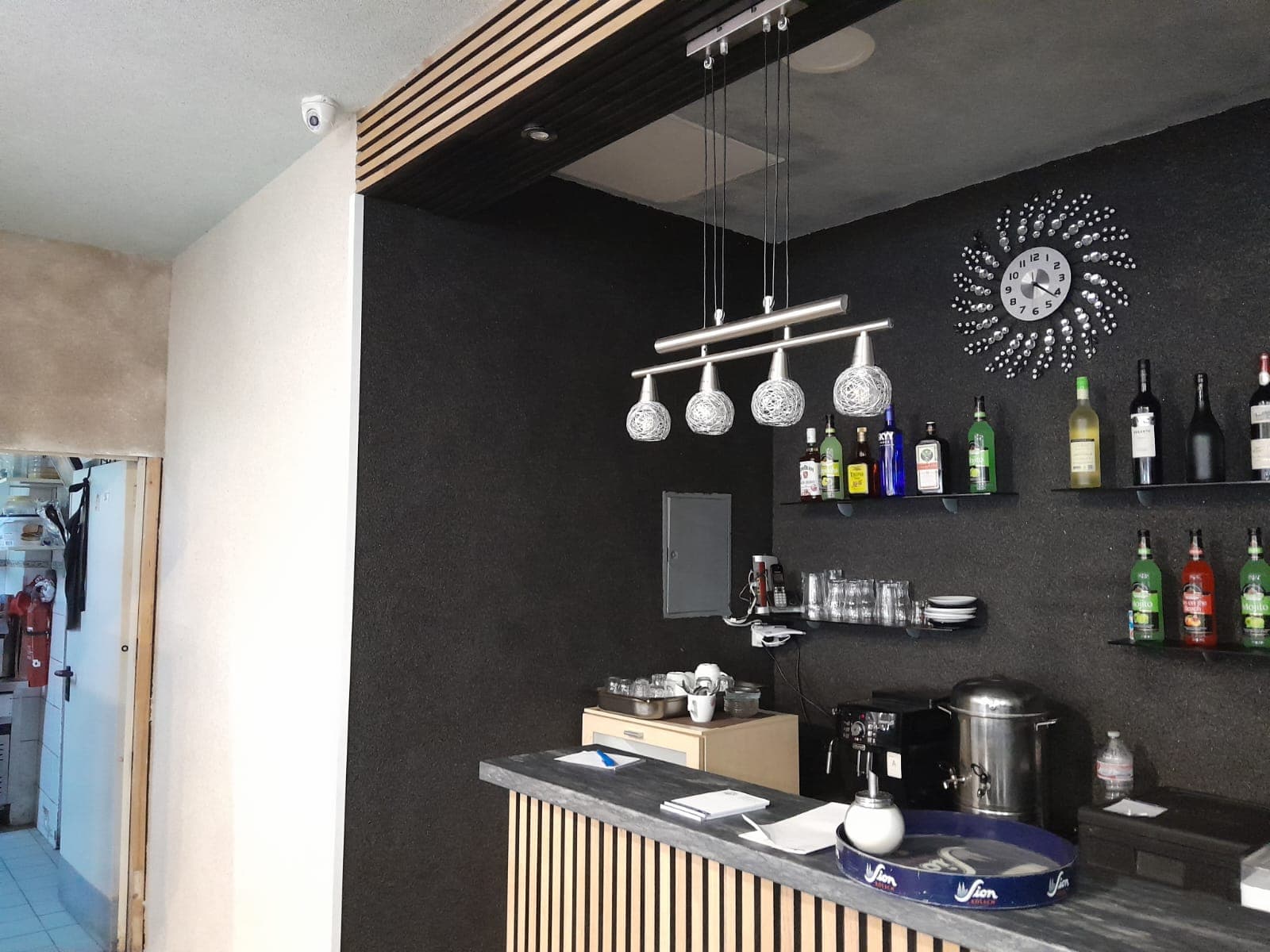 Selbstklebende Wandverkleidung ohne Werkzeug