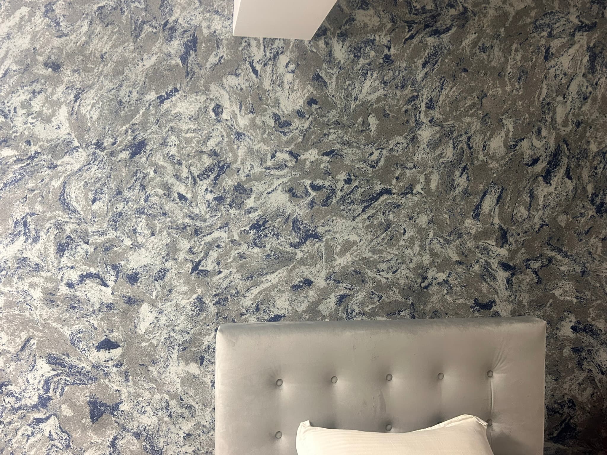 Wandtapete ohne Kleister - saubere Montage