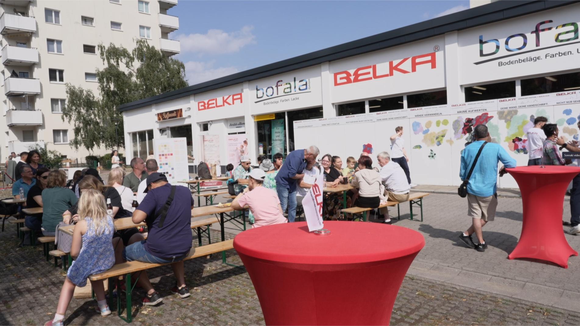 Besucher beim BELKA Wandkunst Festival Berlin 2026 in Berlin-Tegel
