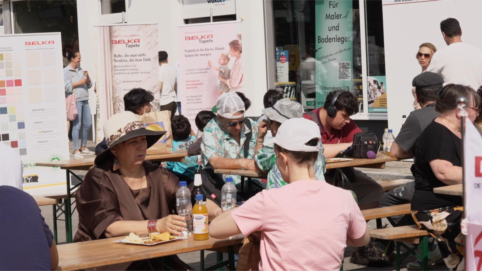 Gäste erleben BELKA Tapete beim Wandkunst Festival in Berlin