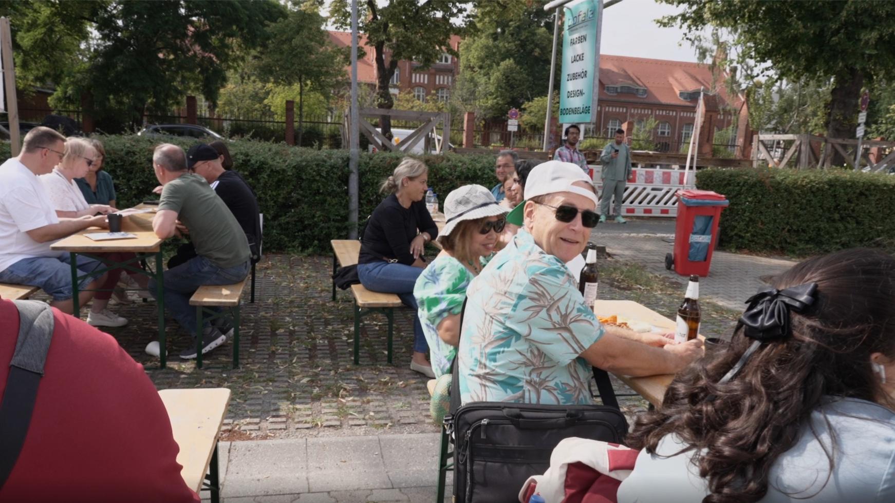 Gemeinsame Momente beim BELKA Wandkunst Festival in Berlin-Tegel
