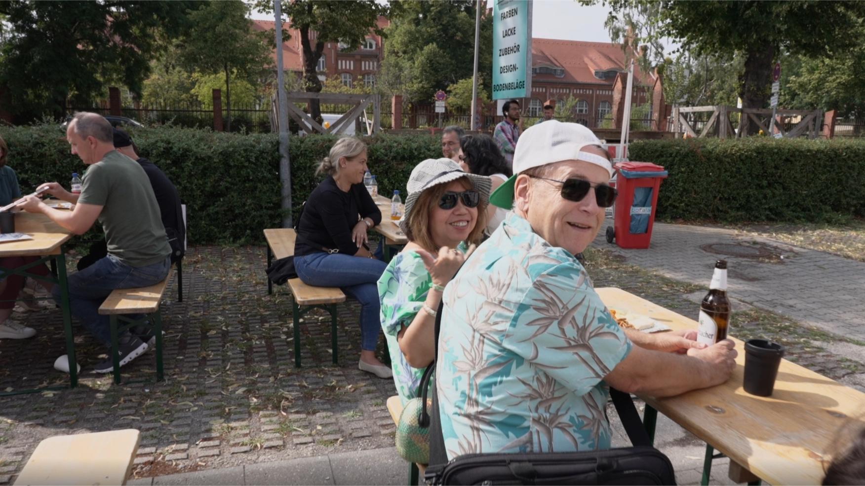 Besucher entdecken Farben und Wandstrukturen von BELKA Tapete